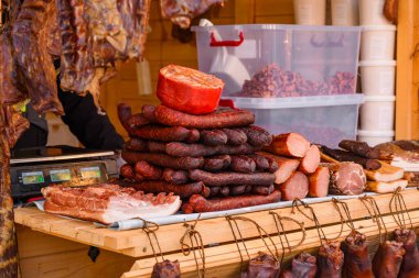Bir markette tütsülenmiş ve tedavi edilmiş çeşitli et ürünleri.. 
