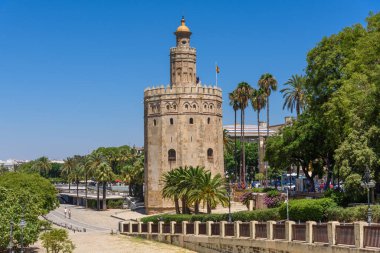 Sevilla, İspanya - 01 Ağustos 2024: Sevilla, Endülüs, İspanya Altın Kule Torre del Oro 