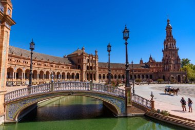 Sevilla, İspanya - 01 Ağustos 2024: Seville 'deki Parque de Mara Luisa' da 1928 'de inşa edilen ünlü Plaza de Espaa, mimari unsurların bir karışımı..
