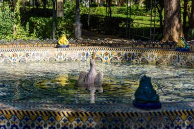 Sevilla, İspanya - 01 Ağustos 2024: Fuente de las Ranas (Kurbağaların Çeşmesi), İspanya 'nın Seville kentinde bulunan Mara Luisa Parkında bulunan belirgin bir su özelliği.. 