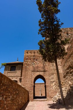 Malaga, İspanya - 06 Ağustos 2024: Malaga 'daki Gibralfaro kalesinin duvarları ve kalesi. Castillo de Gibralfaro.