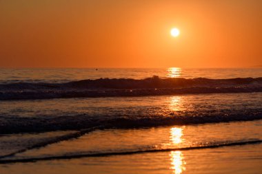 Güney İspanya 'da Tarifa' da gün batımı. Okyanusta gün batımının görüntüsü
