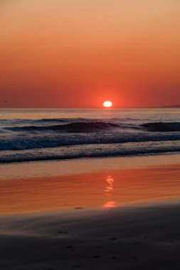 Güney İspanya 'da Tarifa' da gün batımı. Okyanusta gün batımının görüntüsü