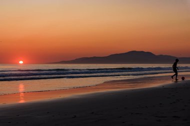 Güney İspanya 'da Tarifa' da gün batımı. Okyanusta gün batımının görüntüsü