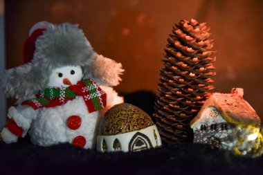 Ev dekorasyonu için Noel temalı dekoratif eşyalar koleksiyonu. 