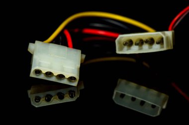 Kabloları birleştirmek ve çeşitli elektronik cihazlarda güç sağlamak için kullanılan yaygın bir tür elektrik konnektörü olan 4-pin Molex konnektörleri, özellikle masaüstü bilgisayarlarında.