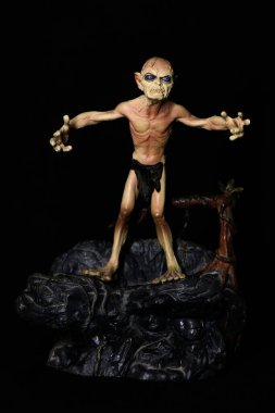 Novi Sad, Sırbistan - 03 Aralık 2025: Yüzüklerin Efendisinin Oyuncağı. Yüzüklerin Oyuncak Efendisi Gollum Eylem Figürü.