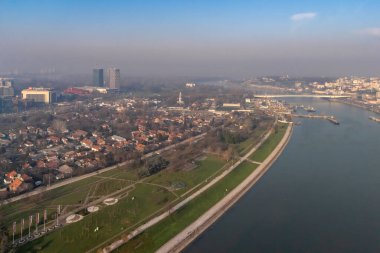 Belgrad, Sırbistan - 20 Aralık 2025: Siste 'de Staro Sajmiste ve Yeni Belgrad kıyılarına bakış