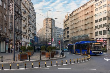Belgrad, Sırbistan - 20 Aralık 2025: Arnavutluk Sarayı 'nın Gri Taş İnşaatı, Güneşli Yaz Günü Seyahat Merkezinde Başkent Merkezinin Tarihi Simgesi.