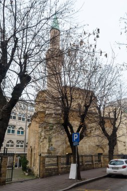 Belgrad, Sırbistan - 20 Aralık 2025: Sırbistan 'ın başkenti Belgrad' daki Bajrakli Camii. Belgrad 'da bir minaresi bulunan Osmanlı Türk tarzı Bayraklı Müslüman camii