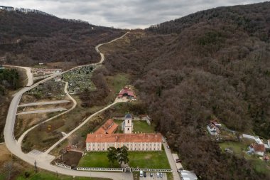 Fruska Gora, Sırbistan - 28 Aralık 2025: Rakovac Manastırı (Sırpça: Manastır Rakovac), Sırbistan 'ın kuzeyindeki Voyvodina ilindeki Fruska Gora Dağı' nda bir Sırp Ortodoks manastırı..