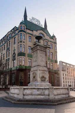 Belgrad, Sırbistan - 20 Aralık 2025: Terazije Çeşmesi ve Sırbistan 'ın başkenti Moskva Oteli