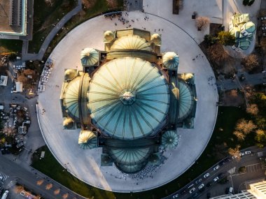 Belgrad, Sırbistan - 01 Ocak 2026: Sırbistan 'ın Başkentinde Saint Sava Tapınağının Çarpıcı İnsansız Hava Aracı Görüntüsü .