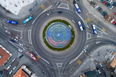 Belgrad, Sırbistan - 01 Ocak 2026: Belgrad ve Balkanlar 'ın en büyük Slavija kavşağı, insansız hava aracı tarafından fotoğraflandı