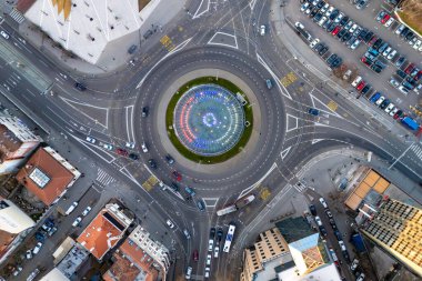 Belgrad, Sırbistan - 01 Ocak 2026: Belgrad ve Balkanlar 'ın en büyük Slavija kavşağı, insansız hava aracı tarafından fotoğraflandı