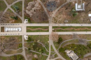 Belgrad, Sırbistan - 02 Ocak 2026: Tasmajdan Park 'ın Belgrad' daki bir insansız hava aracından görüntüsü.