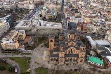 Belgrad, Sırbistan - 02 Ocak 2026: St. Mark Kilisesi, ana Postane binası ve Sırbistan 'ın başkenti Belgrad' daki Ulusal Meclis binasının manzarası