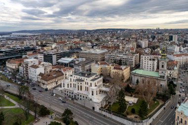 Belgrad, Sırbistan - 02 Ocak 2026: Belgrad, Sırbistan - 02 Ocak 2026: Belgrad 'ın yüksek açılı manzarası, Sırbistan' ın başkenti. Belgrad 'daki Fransız Büyükelçiliği manzarası