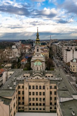 Belgrad, Sırbistan - 02 Ocak 2026: St. Michael Katedrali 'nin İHA görüntüsü (Sırpça: Saborna crkva) ve Belgrad şehir merkezindeki Patrijarsijski Sarayı (Sırpça: Patrijarsijski dvor)