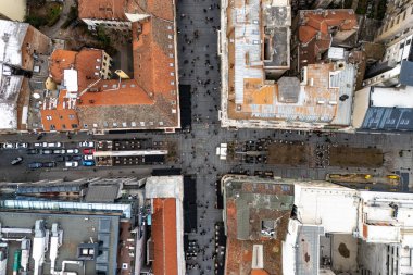 Belgrad, Sırbistan - 02 Ocak 2026: Knez Mihailova Caddesi, Belgrad 'ın en ünlü gezinti alanı, bir insansız hava aracından fotoğraflandı.