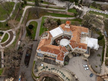Belgrad, Sırbistan - 02 Ocak 2026: Kalemegdan 'daki askeri müze binası İHA' dan fotoğraflandı