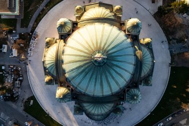 Belgrad, Sırbistan - 01 Ocak 2026: Sırbistan 'ın Başkentinde Saint Sava Tapınağının Çarpıcı İnsansız Hava Aracı Görüntüsü .