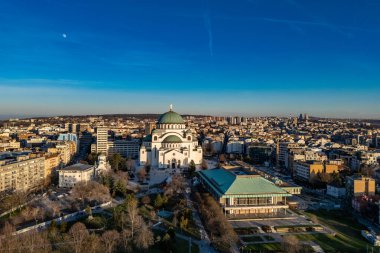 Belgrad, Sırbistan - 01 Ocak 2026: Sırbistan 'ın başkentindeki Saint Sava Tapınağının çarpıcı insansız hava aracı görüntüleri. Belgrad 'ın Panoraması