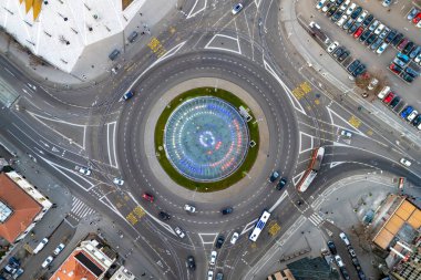 Belgrad, Sırbistan - 01 Ocak 2026: Belgrad ve Balkanlar 'ın en büyük Slavija kavşağı, insansız hava aracı tarafından fotoğraflandı