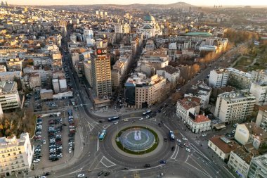 Belgrad, Sırbistan - 01 Ocak 2026: Slavija Meydanı, Hotel Slavija, Belgrad Belediyesi, St. Sava Tapınağı ve kentin dar merkezi.