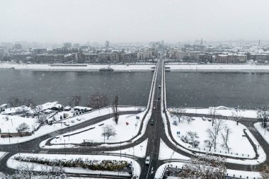 Novi Sad, Sırbistan - 07 Ocak 2026: Novi Sad kentinin insansız hava aracı görüntüsü ve kar altında Tuna Nehri