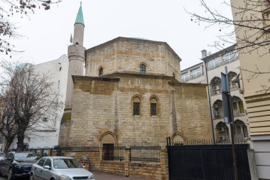 Belgrad, Sırbistan - 20 Aralık 2025: Sırbistan 'ın başkenti Belgrad' daki Bajrakli Camii. Belgrad 'da bir minaresi bulunan Osmanlı Türk tarzı Bayraklı Müslüman camii