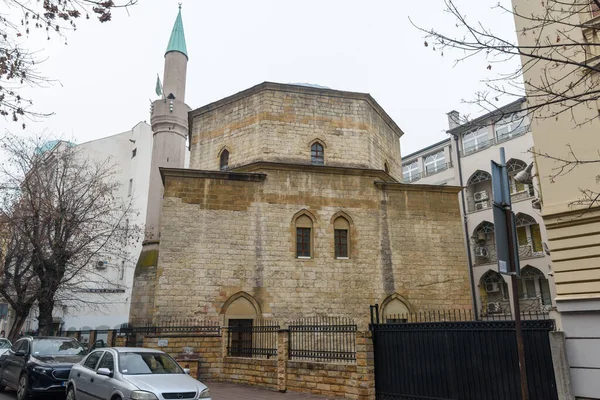 Belgrad, Sırbistan - 20 Aralık 2025: Sırbistan 'ın başkenti Belgrad' daki Bajrakli Camii. Belgrad 'da bir minaresi bulunan Osmanlı Türk tarzı Bayraklı Müslüman camii
