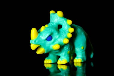 Oyuncak Chasmosaurus siyah cam arka planda