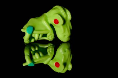 Siyah cam zemin üzerinde oyuncak Pterodactyl.