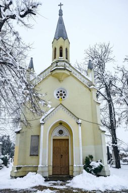 Novi Sad, Sırbistan - 05 Ocak 2026: Novi Sad Katolik mezarlığındaki Katolik şapeli. Yoğun karla kaplı bir mezarlık.