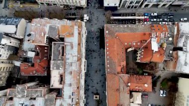 Belgrad, Sırbistan - 02 Ocak 2026: Belgrad 'ın en ünlü sokak sanatçıları, Knez Mihajlova Caddesi ve Kalemegdan insansız hava aracı ile filme alındı