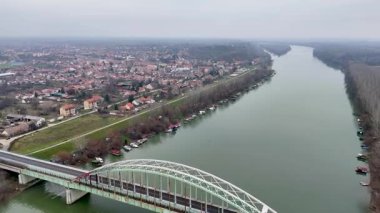 Titel, Sırbistan - 21 Aralık 2025: Sırbistan 'ın Voyvodina kentindeki Tisa Nehri üzerindeki Titel Kent ve Köprüsü Panoraması. 4K stok video
