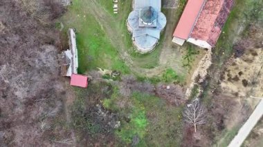 Fruska Gora, Sırbistan - 28 Aralık 2025: Rakovac Manastırı (Sırpça: Manastır Rakovac), Sırbistan 'ın kuzeyindeki Voyvodina ilindeki Fruska Gora Dağı' nda bir Sırp Ortodoks manastırı..