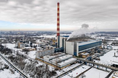 Novi Sad, Sırbistan - 14 Ocak 2026: Sırbistan 'ın kömür ve linitepower altyapısını gösteren TE-E-E termoelektrana Toplana Novi Sad termoelektrik santralinin kırmızı ve beyaz çizgili bacası ve tıkalı binaları.