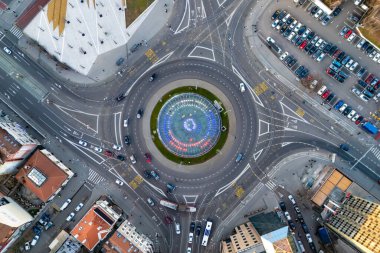 Belgrad, Sırbistan - 01 Ocak 2026: Belgrad ve Balkanlar 'ın en büyük Slavija kavşağı, insansız hava aracı tarafından fotoğraflandı