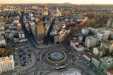 Belgrad, Sırbistan - 01 Ocak 2026: Slavija Meydanı, Hotel Slavija, Belgrad Belediyesi, St. Sava Tapınağı ve kentin dar merkezi.