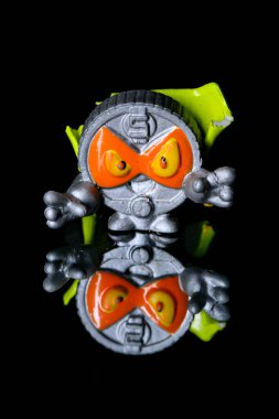 Novi Sad, Sırbistan - 03 Ocak 2026: Bu bir SuperThings Serisi 3 gümüş Johnny koleksiyon oyuncağı. Şekil metal bir madeni parayı temsil ediyor.