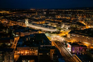 Novi Sad - Sırbistan, 12 Şubat 2026: Mihajla Pupin Bulvarı 'nın havadan görünüşü ve Voyvodina Meclisi' nin geceleri Novi Sad 'da inşa edilmesi.