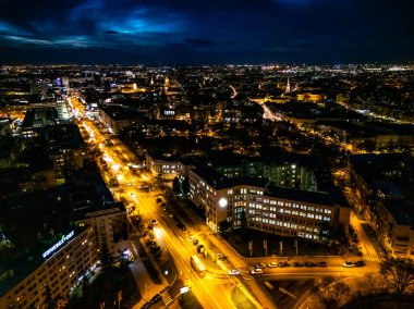 Novi Sad - Sırbistan, 12 Şubat 2026: Novi Sad 'ın merkezinin geceleyin insansız hava aracıyla görüntülenmesi