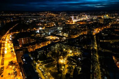 Novi Sad - Sırbistan, 12 Şubat 2026: Novi Sad 'ın merkezinin geceleyin insansız hava aracıyla görüntülenmesi