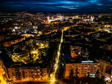 Novi Sad - Sırbistan, 12 Şubat 2026: Novi Sad 'ın merkezinin geceleyin insansız hava aracıyla görüntülenmesi