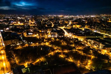 Novi Sad - Sırbistan, 12 Şubat 2026: Tuna Parkı 'nın insansız hava aracı görüntüsü ve Novi Sad' ın gece manzarası