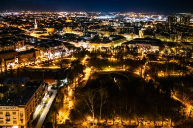 Novi Sad - Sırbistan, 12 Şubat 2026: Tuna Parkı 'nın insansız hava aracı görüntüsü ve Novi Sad' ın gece manzarası