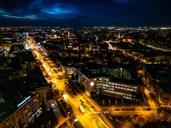 Novi Sad - Sırbistan, 12 Şubat 2026: Novi Sad 'ın merkezinin geceleyin insansız hava aracıyla görüntülenmesi