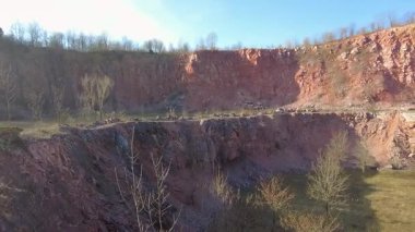 Sırbistan 'daki Fruska Gora Ulusal Parkı' nda bir taş ocağı. Sırp Fruska Gora 'daki Terk Edilmiş Taş ocağı 